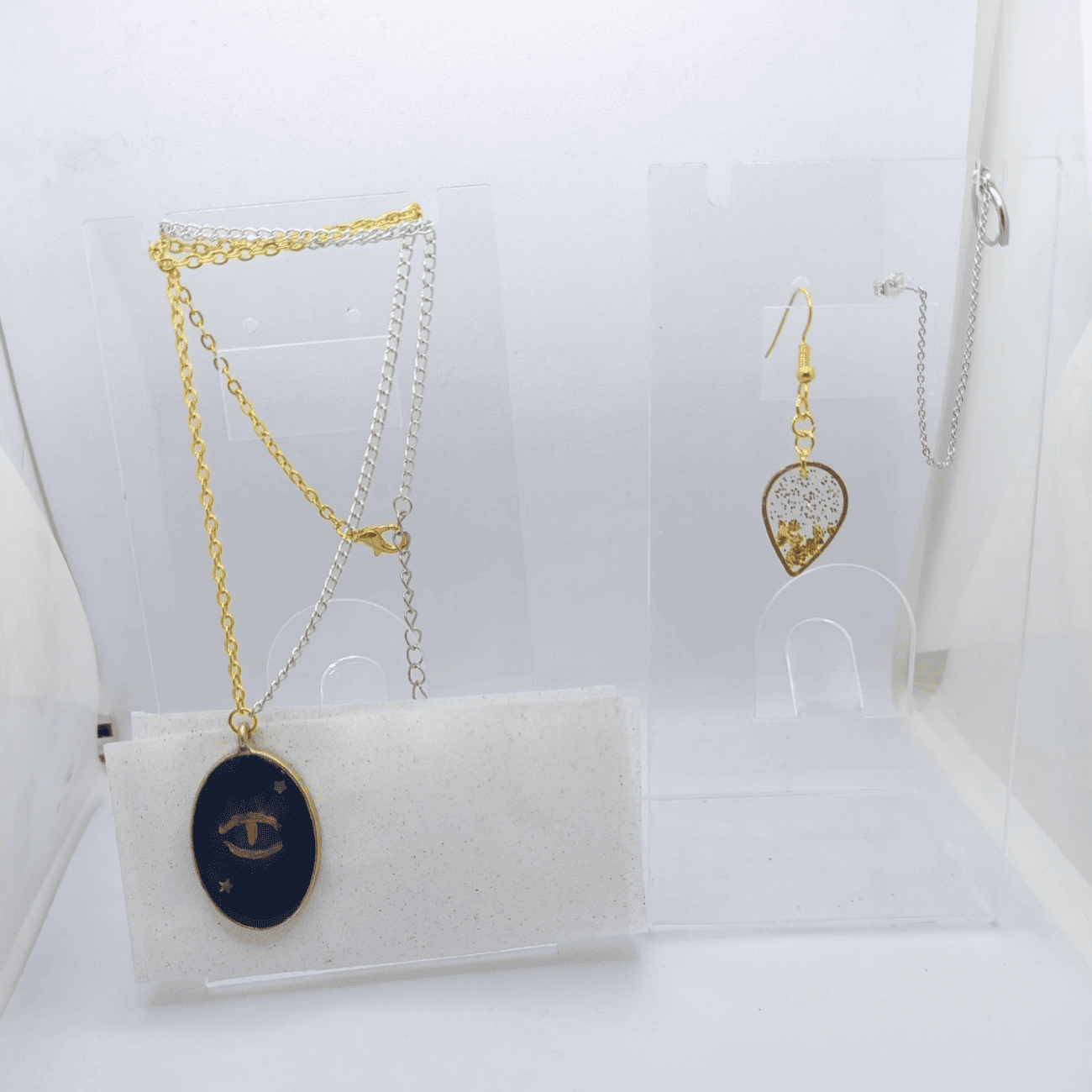 Набор украшений «Оракул» в фэнтези-стиле: кулон и серьги Этот мистический набор переносит в мир древних пророчеств и магических ритуалов. Каждое украшение — не просто аксессуар, а артефакт, наделённый особой энергетикой, способный стать проводником в тайны вселенной.