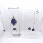 Набор украшений «Богиня Луны» в фэнтези-стиле — это завораживающая коллекция, погружающая в атмосферу магического мира. Комплект состоит из кулона, браслета, классической серьги и серьги - кафф, объединённых общей темой поклонения лунной богине и мистики ночного неба.