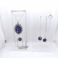 Набор украшений «Богиня Луны» в фэнтези-стиле — это завораживающая коллекция, погружающая в атмосферу магического мира. Комплект состоит из кулона, браслета, классической серьги и серьги - кафф, объединённых общей темой поклонения лунной богине и мистики ночного неба.