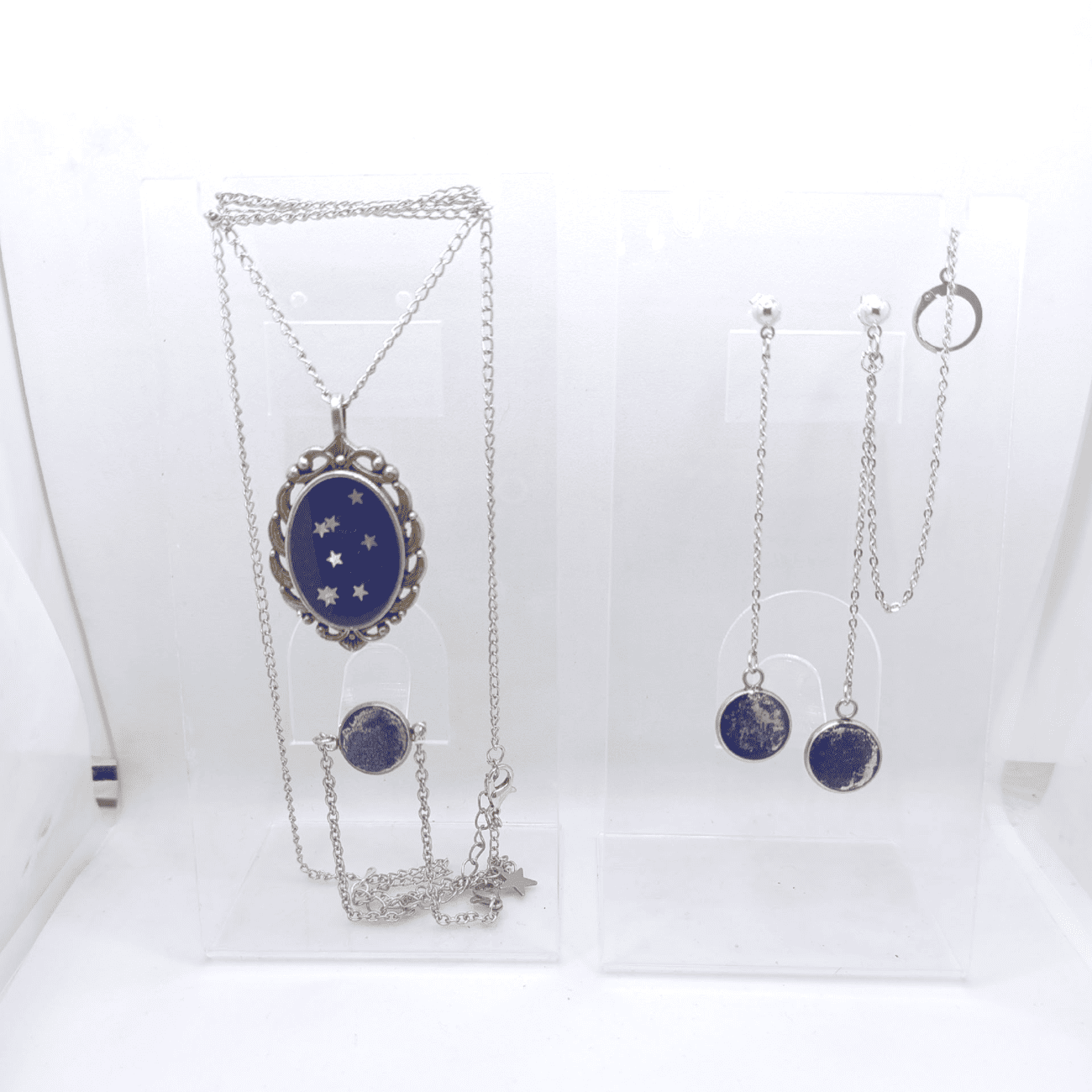 Набор украшений «Богиня Луны» в фэнтези-стиле — это завораживающая коллекция, погружающая в атмосферу магического мира. Комплект состоит из кулона, браслета, классической серьги и серьги - кафф, объединённых общей темой поклонения лунной богине и мистики ночного неба.