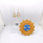 Набор украшений «Богиня Солнца» в фэнтези-стиле Этот завораживающий набор погружает в атмосферу волшебного мира, где царит свет и тепло солнечной богини. В коллекцию входят серьги, кольцо и брошь, объединённые общей темой поклонения солнцу и магии света.