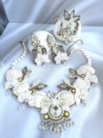Элегантный комплект свадебных украшений с орхидеями: колье, серьги и браслет в технике шибори, и сутажа украшенные кристаллами и жемчугом».