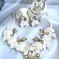 Элегантный комплект свадебных украшений с орхидеями: колье, серьги и браслет в технике шибори, и сутажа украшенные кристаллами и жемчугом».