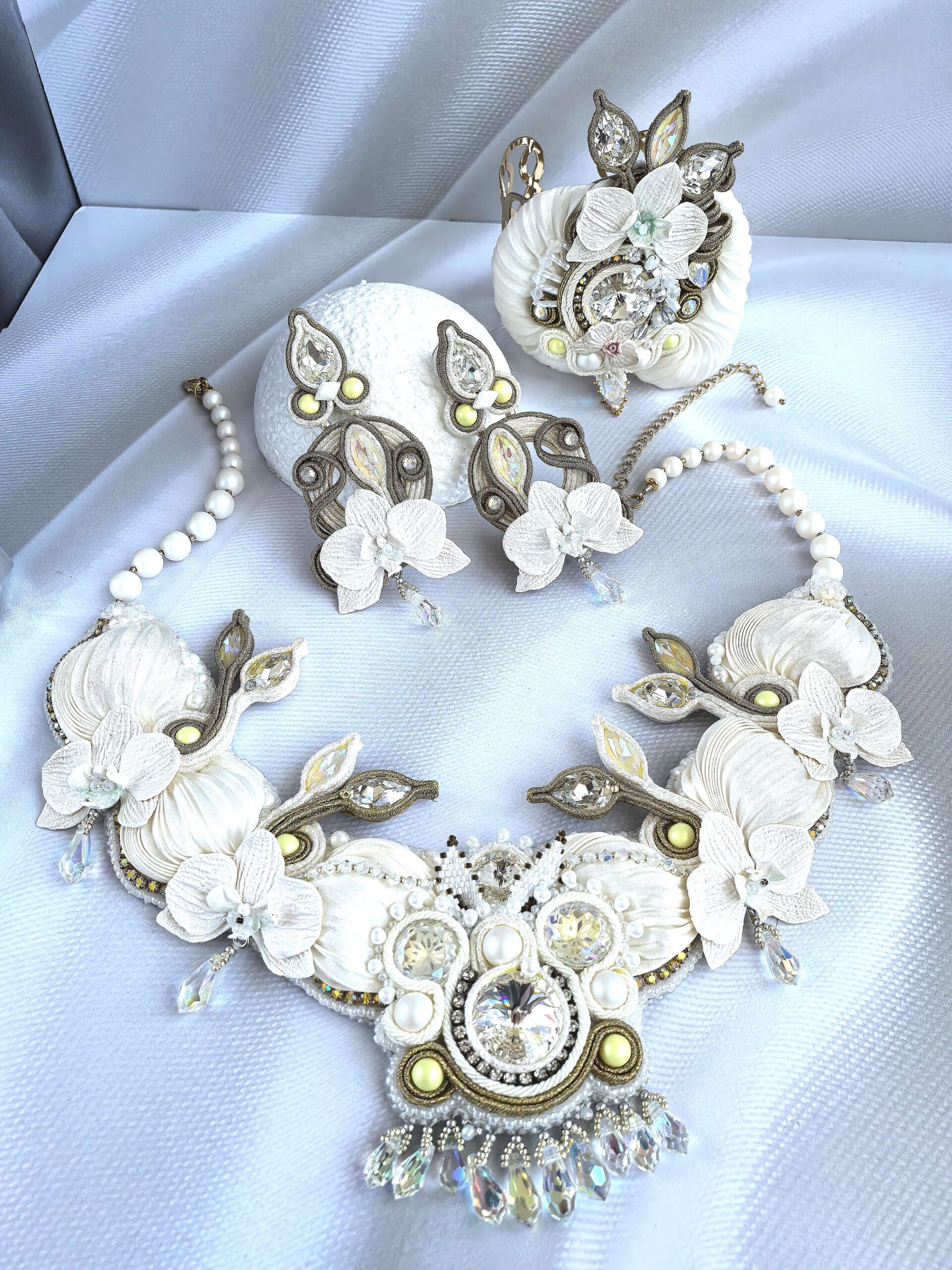 Элегантный комплект свадебных украшений с орхидеями: колье, серьги и браслет в технике шибори, и сутажа украшенные кристаллами и жемчугом».
