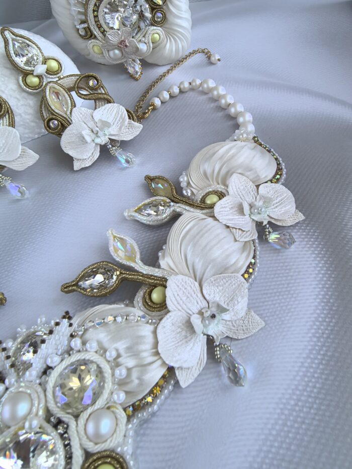 Свадебное колье ручной работы с лентой шибори и сутажа, бусины Сваровски и кристаллы