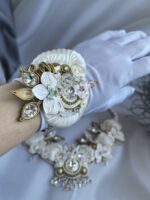 Свадебный браслет украшения ручной работы , выполнен с лентой шибори и сутажа, с добавлением цветов орхидей ручной работы, с бусинами Сваровски и кристаллами