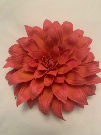 Брошь «Георгин» — изящное украшение ручной работы из фоамирана насыщенного красного цвета.