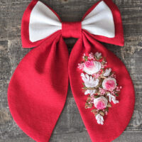 Бантик для волос с вышивкой