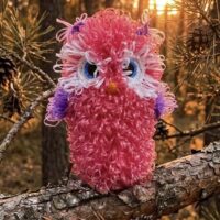 Мочалка-игрушка Сова Встречайте очаровательную мочалку-игрушку «Сова» — вашего маленького помощника в ванной! Представьте: лес, закатное солнце, а на веточке уютно устроилась пушистая сова. Только это не лесная гостья, а милая мочалка, связанная вручную с любовью и заботой!