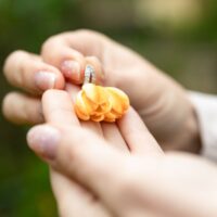 Серьги с жёлтыми тюльпанами Хотите добавить в свой образ капельку солнечного настроения? Эти очаровательные серьги с жёлтыми тюльпанами станут вашим личным источником радости — даже в самый хмурый день!