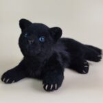 Мягкая реалистичная игрушка "Котёнок пантеры" - тайна и грация в каждой детали: этот малыш словно хранит в себе секреты ночной саванны. Глубокий черный цвет меха и пронзительный взгляд ярко-синих глаз создают завораживающий контраст, который притягивает внимание.