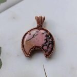 Лунница. Женский оберег. Медный кулон с родонитом — изображение 5