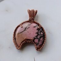 Лунница. Женский оберег. Медный кулон с родонитом