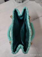 «Трендовая сумка макраме мятно-бирюзового цвета с комбинированными ручками: плетение + цепочка» — изображение 3
