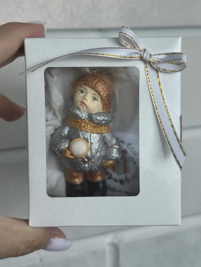 Ёлочная игрушка « Мальчик Гриша с ватрушкой » — изображение 5