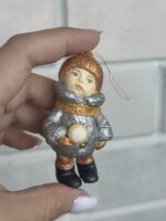 Ёлочная игрушка « Мальчик Гриша с ватрушкой » — изображение 6